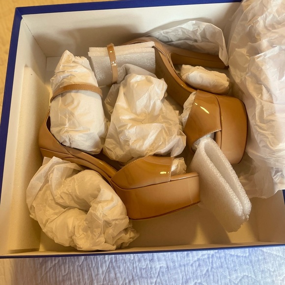 Stuart Weitzman - Picture 8 of 13